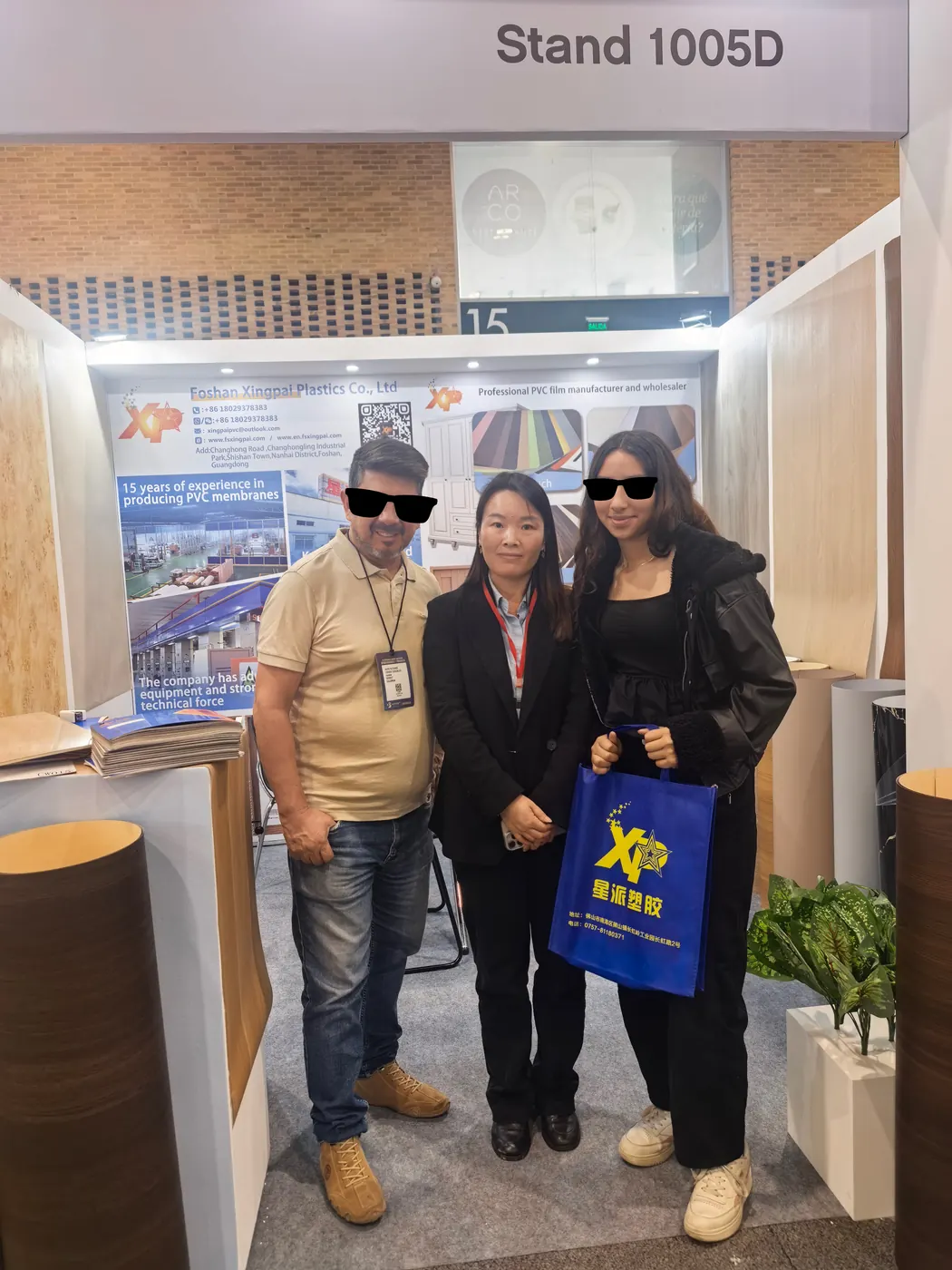 星派团队在 1005D 展位接待观众