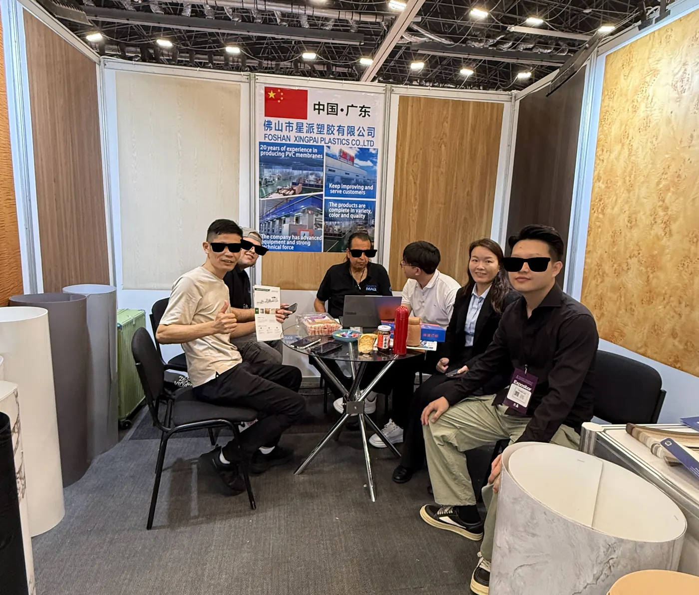 星派团队在展位接待客户